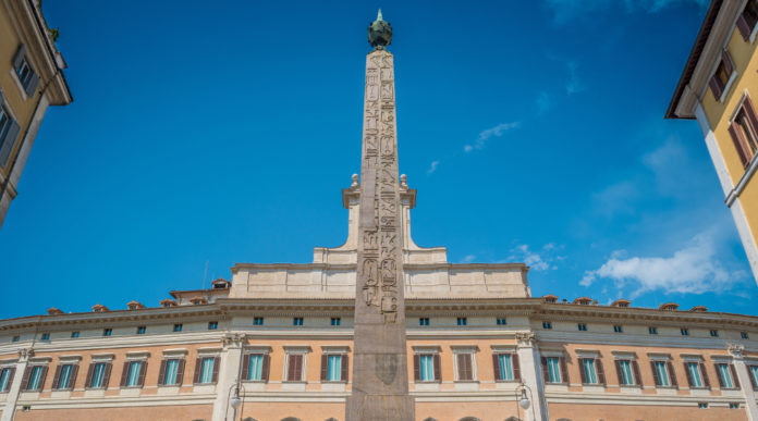 Proroga delle licenze di polizia: obelisco in piazza Montecitorio
