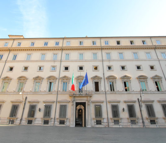 Proroga di porto d’armi e licenze: e adesso? Proroga di porto d’armi e licenze: facciata di palazzo chigi
