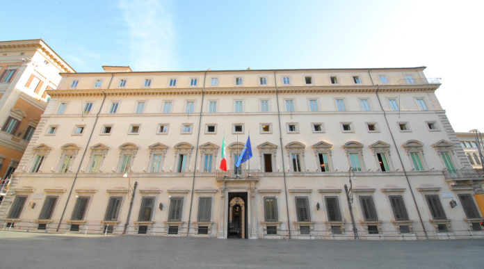 Proroga di porto d’armi e licenze: facciata di palazzo chigi