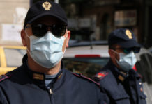 Raccolta di prove digitali per le forze dell’ordine: l’iniziativa di Axon durante l’emergenza sanitaria Raccolta di prove digitali per le forze dell’ordine l’iniziativa di Axon durante l’emergenza sanitaria: due agenti di polizia con mascherine di protezione per l'emergenza sanitaria coronavirus Covid-19