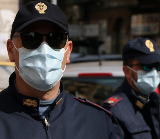 Raccolta di prove digitali per le forze dell’ordine: l’iniziativa di Axon durante l’emergenza sanitaria Raccolta di prove digitali per le forze dell’ordine l’iniziativa di Axon durante l’emergenza sanitaria: due agenti di polizia con mascherine di protezione per l'emergenza sanitaria coronavirus Covid-19