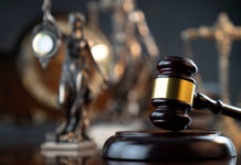 Revoca del porto d’armi dopo riabilitazione: la sentenza del Consiglio di Stato Revoca del porto d'armi dopo riabilitazione: martello del giudice e bilancia simbolo di giustizia