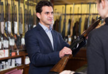 Un mese di servizi per le armerie offerto gratuitamente da Assoarmieri Un mese di servizi per le armerie offerto gratuitamente da Assoarmieri: armiere porge fucile a donna