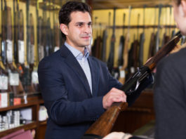 Un mese di servizi per le armerie offerto gratuitamente da Assoarmieri Un mese di servizi per le armerie offerto gratuitamente da Assoarmieri: armiere porge fucile a donna