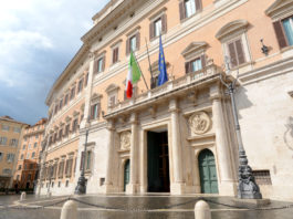Validità del porto d’armi: ecco che prevede il decreto Cura Italia Validità del porto d’armi: facciata di palazzo montecitorio, sede della camera dei deputati