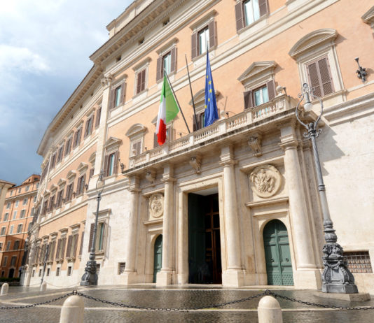 Validità del porto d’armi: ecco che prevede il decreto Cura Italia Validità del porto d’armi: facciata di palazzo montecitorio, sede della camera dei deputati