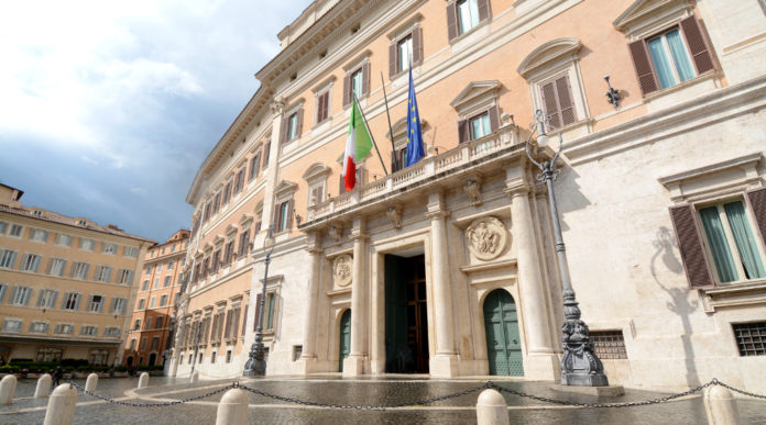 Validità del porto d’armi: facciata di palazzo montecitorio, sede della camera dei deputati