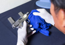 A luglio nuovo corso online di Conarmi corso online di Conarmi per licenza armi ed esplodenti: armaiolo pulisce pistola