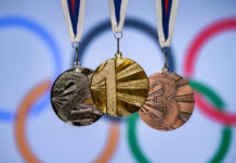 Carte olimpiche per Tokyo 2020: Cio e Issf aggiornano i criteri Carte olimpiche per Tokyo 2020: medaglie d'oro, argento e bronzo davanti ai cerchi olimpici