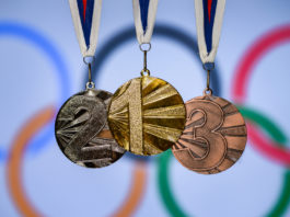 Carte olimpiche per Tokyo 2020: Cio e Issf aggiornano i criteri Carte olimpiche per Tokyo 2020: medaglie d'oro, argento e bronzo davanti ai cerchi olimpici