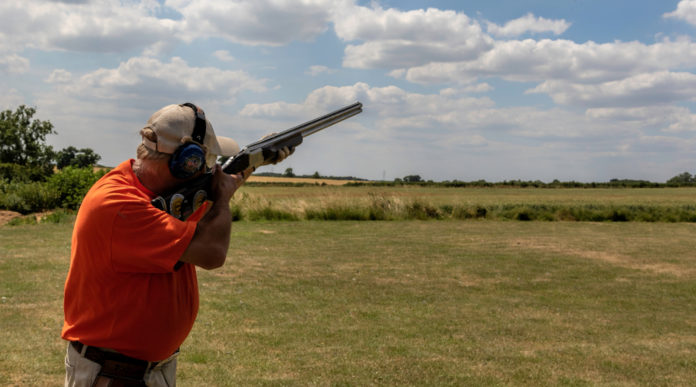 discipline di tiro all’aperto: atleta durante lo skeet, categoria del tiro a volo