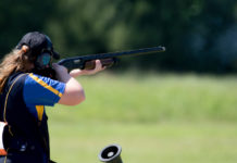 Ok agli allenamenti di tiro a volo e tiro dinamico sportivo Ok agli allenamenti di tiro a volo e tiro dinamico sportivo: tiratrice in pedana