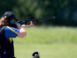 Ok agli allenamenti di tiro a volo e tiro dinamico sportivo Ok agli allenamenti di tiro a volo e tiro dinamico sportivo: tiratrice in pedana