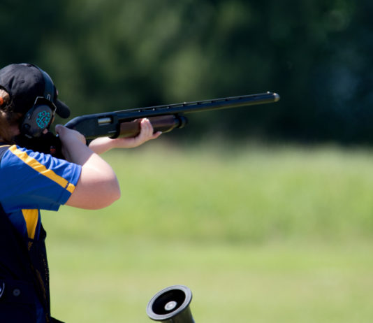 Ok agli allenamenti di tiro a volo e tiro dinamico sportivo Ok agli allenamenti di tiro a volo e tiro dinamico sportivo: tiratrice in pedana