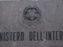 Scadenze porti d’arma, la precisazione del Ministero Poligoni e armerie nella fase due dell’emergenza sanitaria: targa ministero dell'interno