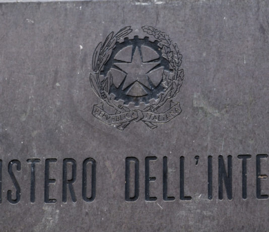 Scadenze porti d’arma, la precisazione del Ministero Poligoni e armerie nella fase due dell’emergenza sanitaria: targa ministero dell'interno