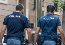 Proroga delle licenze di porto d’armi e controlli di polizia: come comportarsi? Proroga delle licenze di porto d’armi e controlli di polizia: due agenti italiani di spalle