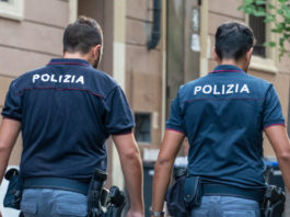 Proroga delle licenze di porto d’armi e controlli di polizia: come comportarsi? Proroga delle licenze di porto d’armi e controlli di polizia: due agenti italiani di spalle