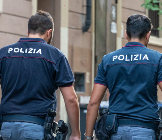 Proroga delle licenze di porto d’armi e controlli di polizia: come comportarsi? Proroga delle licenze di porto d’armi e controlli di polizia: due agenti italiani di spalle