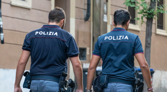 Proroga delle licenze di porto d’armi e controlli di polizia: due agenti italiani di spalle