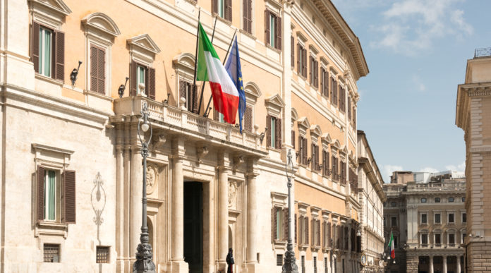 Ripresa dello sport: ingresso di palazzo montecitorio, camera dei deputati