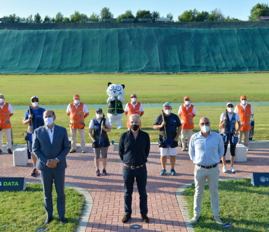 Beretta Cup: vince ancora De Filippis Beretta Cup: Luciano Rossi (presidente Fitav), Franco Gussalli Beretta (presidente Beretta) e Ivan Carella (presidente trap Concaverde) davanti ai sei finalisti della Beretta Cup