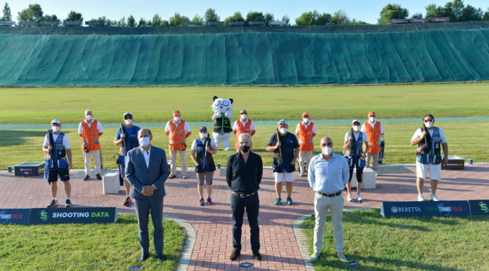 Beretta Cup: Luciano Rossi (presidente Fitav), Franco Gussalli Beretta (presidente Beretta) e Ivan Carella (presidente trap Concaverde) davanti ai sei finalisti della Beretta Cup