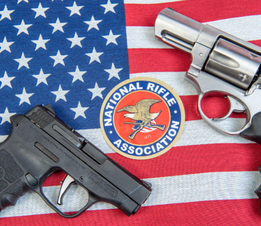 Nuova data per la convention Nra convention Nra: logo national rifle association tra due pistole