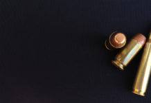 Obbligo di denuncia delle munizioni senza arma che le possa sparare: la sentenza della Cassazione obbligo di denuncia delle munizioni: tre munizioni su sfondo nero