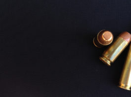 Obbligo di denuncia delle munizioni senza arma che le possa sparare: la sentenza della Cassazione obbligo di denuncia delle munizioni: tre munizioni su sfondo nero