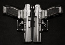 Quanti reati con la detenzione illegale di più armi nella stessa situazione? detenzione illegale di più armi: due pistole con carrello affiancato e canna verso il basso