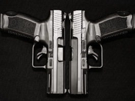 Quanti reati con la detenzione illegale di più armi nella stessa situazione? detenzione illegale di più armi: due pistole con carrello affiancato e canna verso il basso