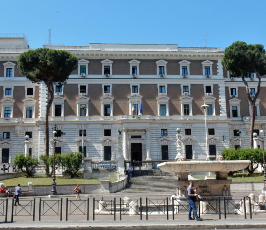 Rinnovo del porto d’armi non scaduto: le indicazioni del governo Rinnovo del porto d’armi non scaduto: facciata del viminale