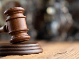 Rinnovo del porto d’armi: quando un precedente può diventare rilevante? porto d'armi: martello del giudice