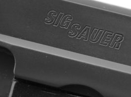 Sig Sauer chiuderà fabbrica tedesca dettaglio della scritta sig sauer sul carrello della pistola