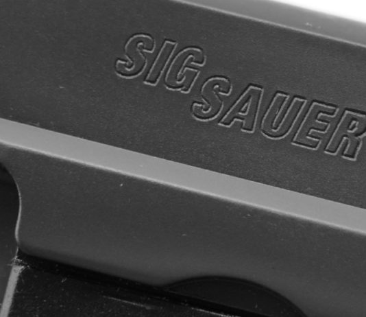 Sig Sauer chiuderà fabbrica tedesca dettaglio della scritta sig sauer sul carrello della pistola