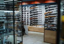 Vendita di armi in America, continua l’anno da record vendita di armi in America: vetrine con armi lunghe e corte