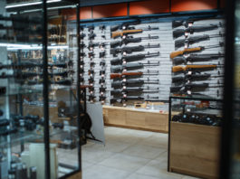 Vendita di armi in America, continua l’anno da record vendita di armi in America: vetrine con armi lunghe e corte