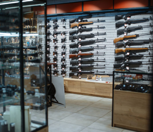 Vendita di armi in America, continua l’anno da record vendita di armi in America: vetrine con armi lunghe e corte