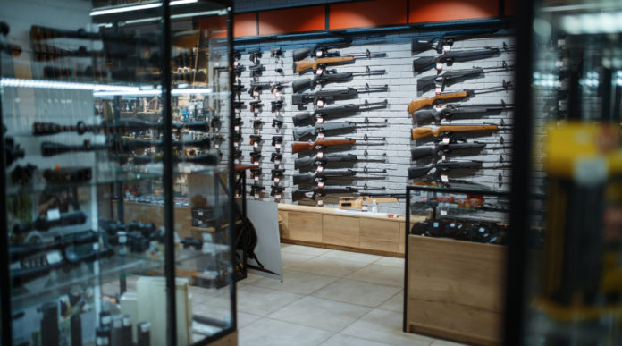 vendita di armi in America: vetrine con armi lunghe e corte