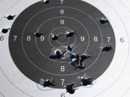 “Cambiamo le direttive tecniche per poligoni in galleria e a cielo aperto”: la richiesta dell’Uits “Cambiamo le direttive tecniche per poligoni in galleria e a cielo aperto” la richiesta dell’Uits: bersaglio da tiro a segno con fori da proiettile