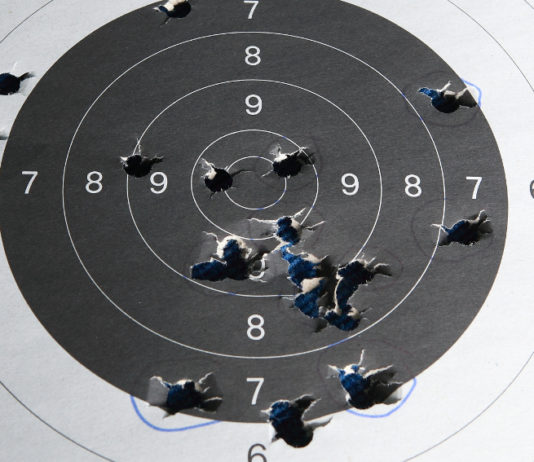 “Cambiamo le direttive tecniche per poligoni in galleria e a cielo aperto”: la richiesta dell’Uits “Cambiamo le direttive tecniche per poligoni in galleria e a cielo aperto” la richiesta dell’Uits: bersaglio da tiro a segno con fori da proiettile