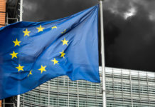 Controllo delle armi in Europa, la relazione della Commissione controllo delle armi in Europa: bandiera dell'Unione europea davanti alla sede della commissione europea