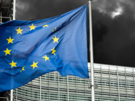 Controllo delle armi in Europa, la relazione della Commissione controllo delle armi in Europa: bandiera dell'Unione europea davanti alla sede della commissione europea