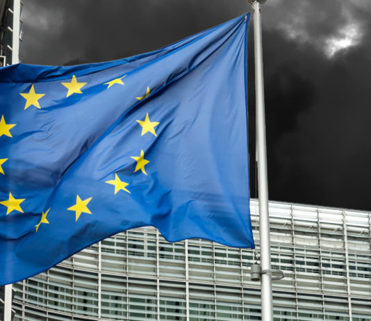 Controllo delle armi in Europa, la relazione della Commissione controllo delle armi in Europa: bandiera dell'Unione europea davanti alla sede della commissione europea