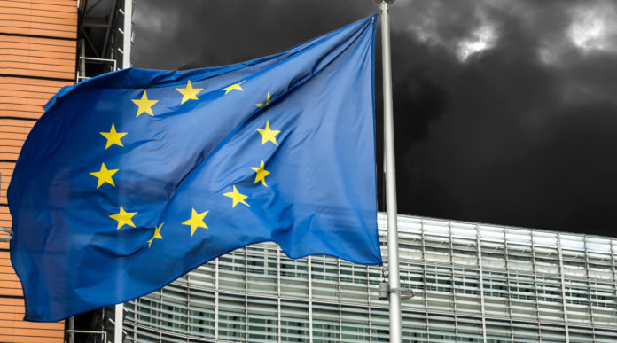 controllo delle armi in Europa: bandiera dell'Unione europea davanti alla sede della commissione europea