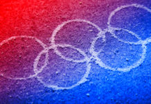 Giochi olimpici, un altro rinvio giochi olimpici: cinque cerchi su fondo rosso e blu