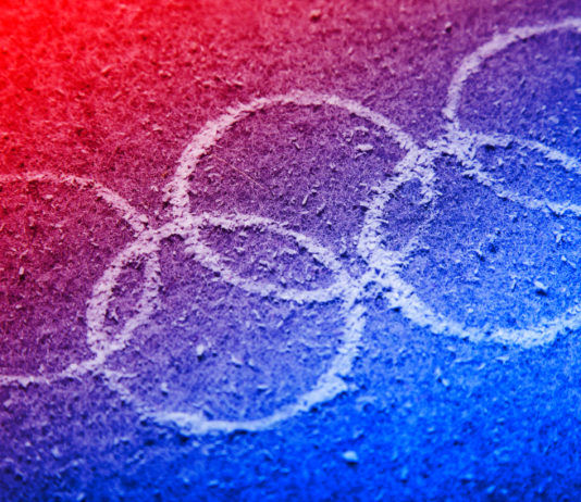 Giochi olimpici, un altro rinvio giochi olimpici: cinque cerchi su fondo rosso e blu