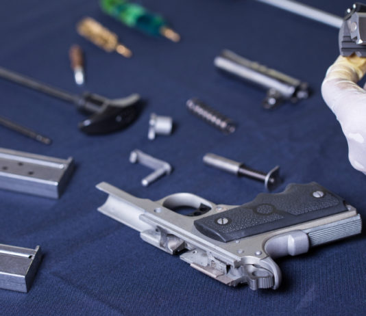 I corsi di Conarmi tornano a Gardone corsi di Conarmi: armaiolo con pistola da montare