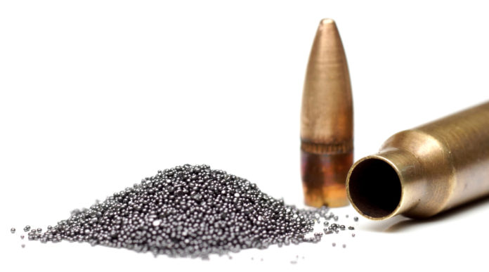 munizioni non denunciate: munizione intera e munizione aperta con polvere a fianco